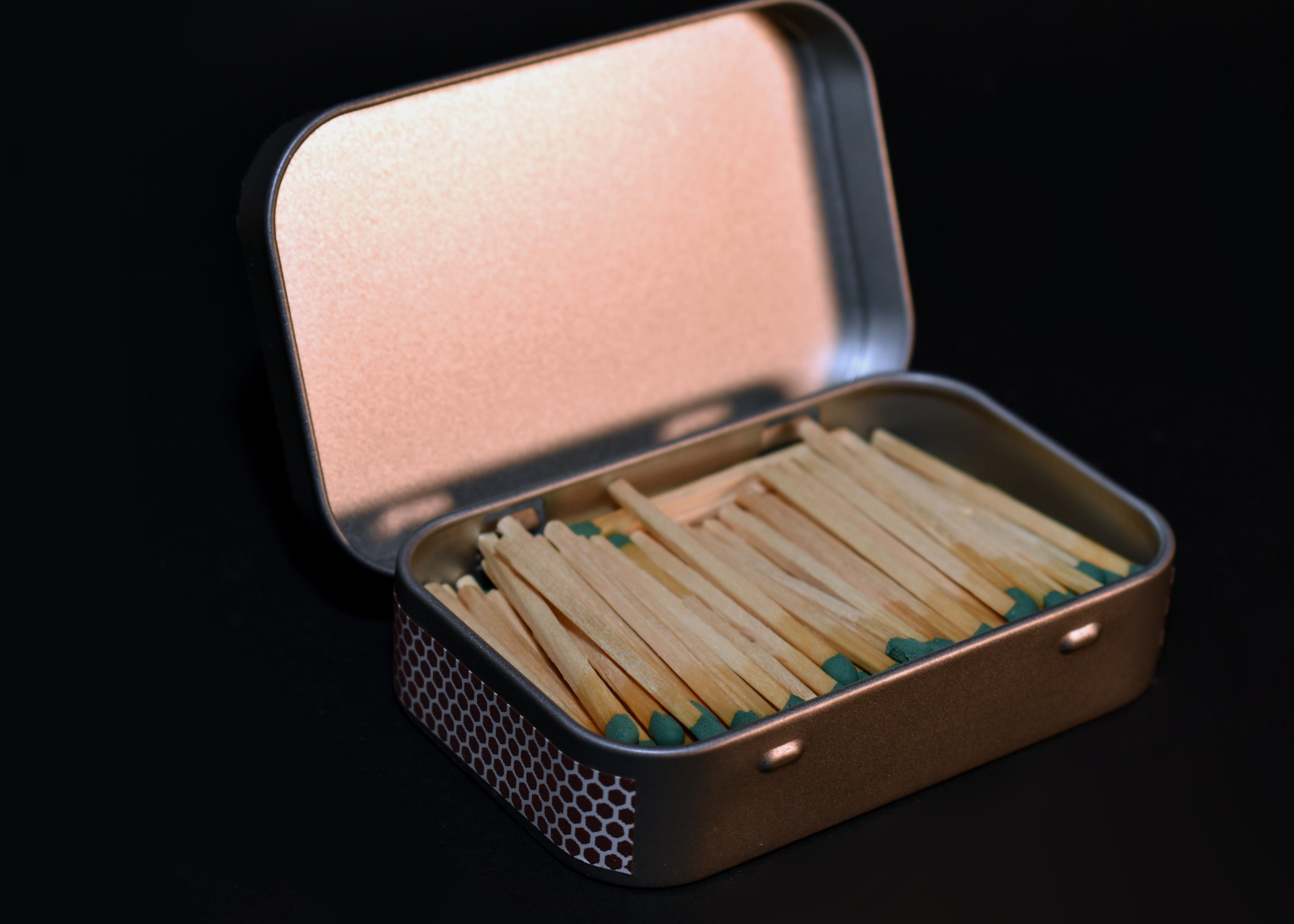 Fósforos en caja metálica grande